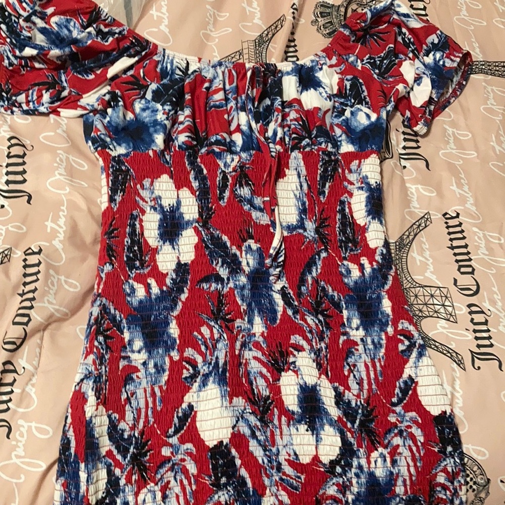 Tight medium dress with flower decor